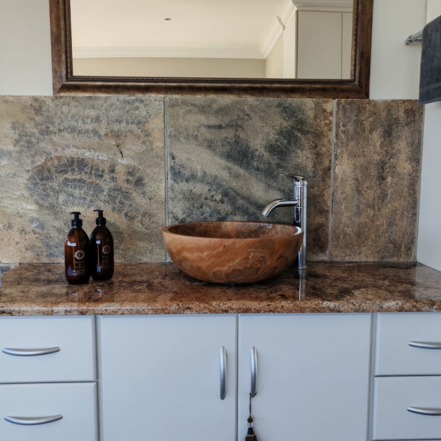 5 Bedroom Property for Sale in Avonddans Western Cape